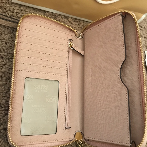 Light pink Michael Kors wallet - Picture 2 of 6